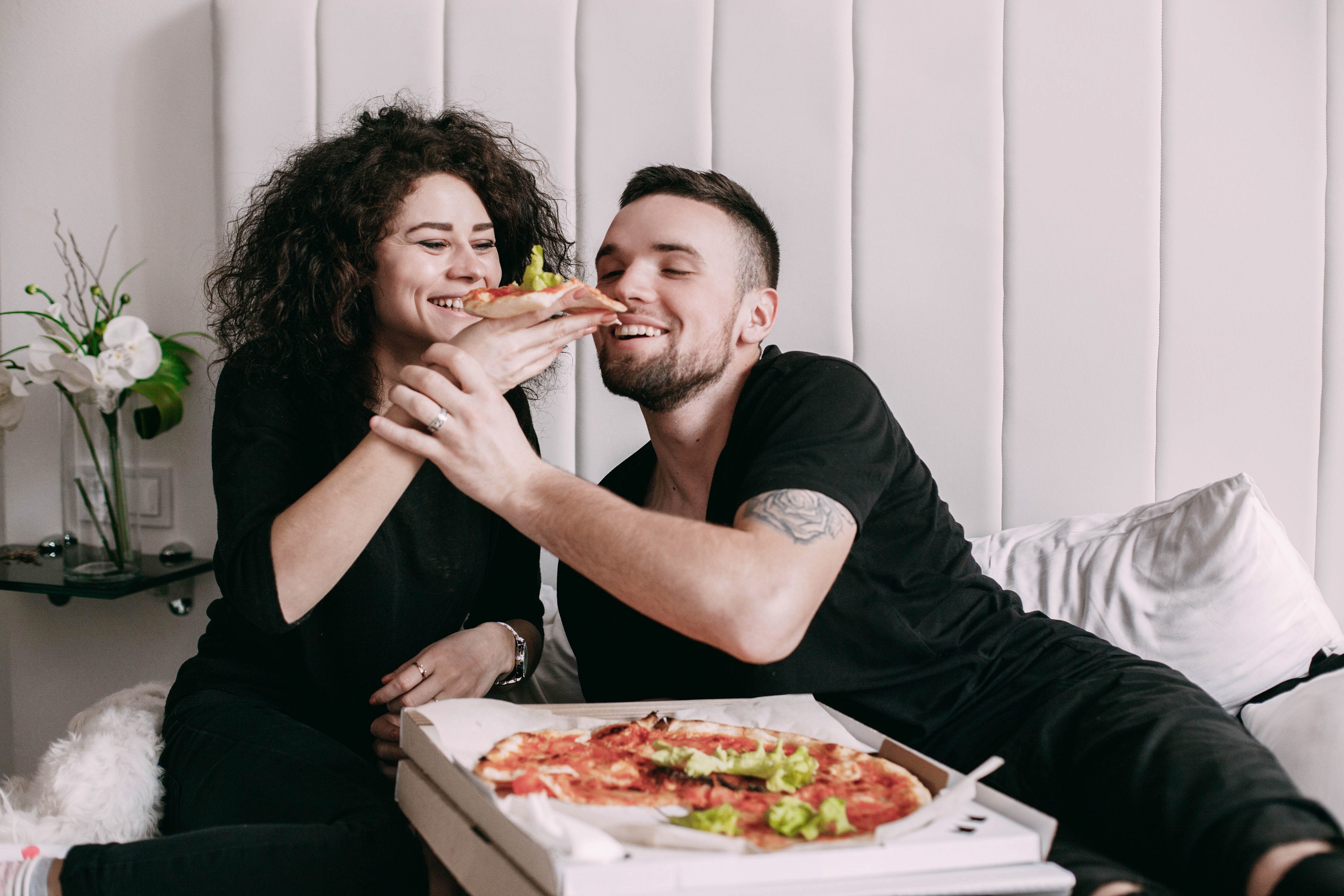 Мужчина имеет жену на пару с разносчиком пиццы 